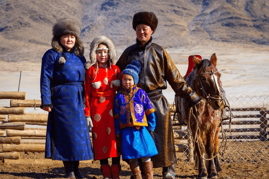 meeting mongolia normad family during mongolia tours