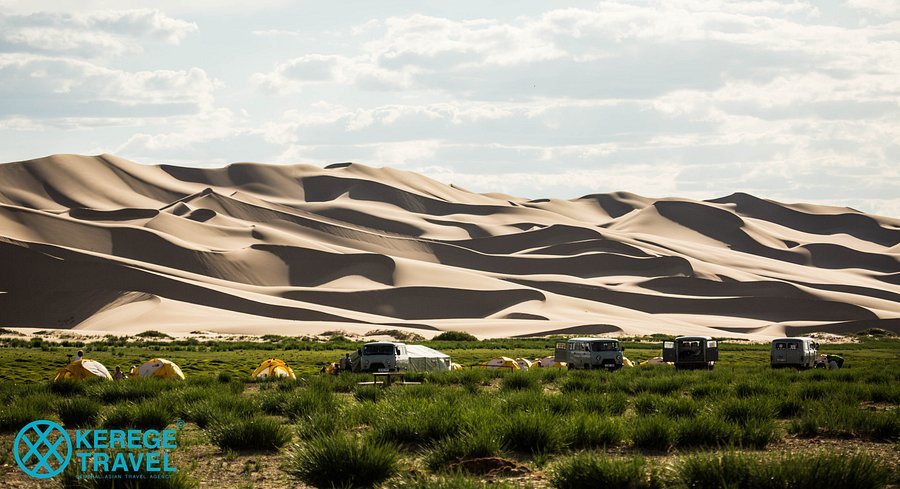 the khongor sand dunes